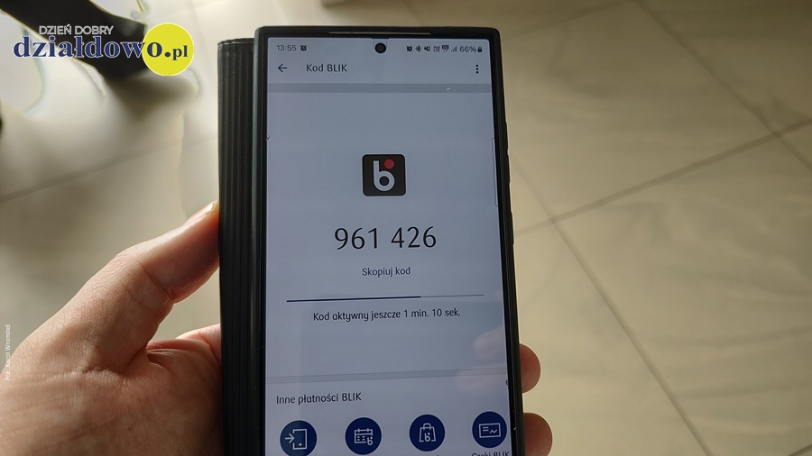 telefon komórkowy z kodem blik