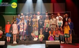 dzieci, młodzież i dorośli stoją na scenie Miejskiego Domu Kultury w Działdowie