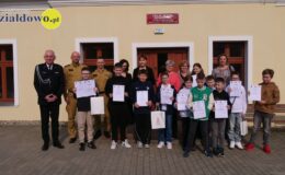 przedstawiciele najmłodszej kategorii wiekowej Ogólnopolskiego Turnieju Wiedzy Pożarniczej "Młodzież Zapobiega Pożarom" - eliminacje miejskie wraz z osobami dorosłymi