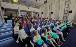 Roztańczone przedszkolaki na scenie MDK