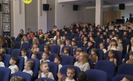 Roztańczone przedszkolaki na scenie MDK