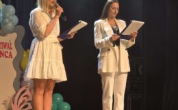 Roztańczone przedszkolaki na scenie MDK