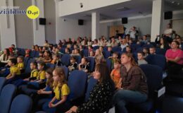 Roztańczone przedszkolaki na scenie MDK