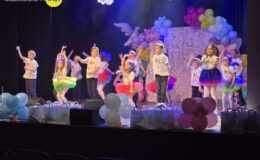 Roztańczone przedszkolaki na scenie MDK
