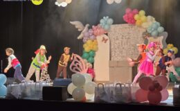Roztańczone przedszkolaki na scenie MDK