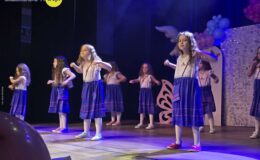 Roztańczone przedszkolaki na scenie MDK