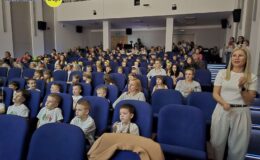 Roztańczone przedszkolaki na scenie MDK
