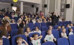 Roztańczone przedszkolaki na scenie MDK