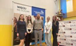 realizatorki projektu „Uwolnij ręce” z terapeutą Krzysztofem Piersą w CKU w Działdowie