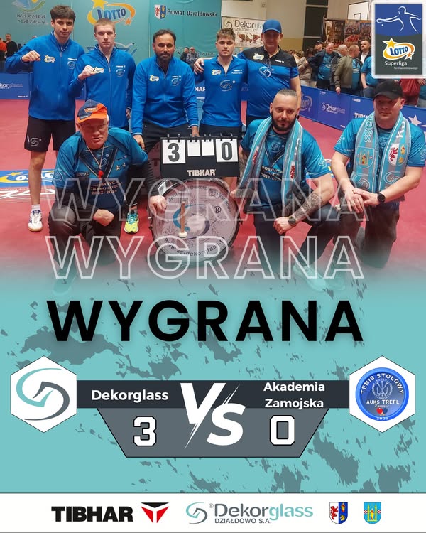 infografika informująca o wyniku meczu Dekorglass Działdowo - Akademia Zamojska Zamość 3:0 i zdjęcie zawodników i kibiców KS Dekorglass Działdowo