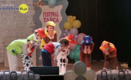 Roztańczone przedszkolaki na scenie MDK