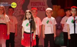Roztańczone przedszkolaki na scenie MDK