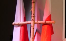 „Ojczyzna w sercu, pieśni na ustach”. Wzruszający koncert patriotyczny seniorów