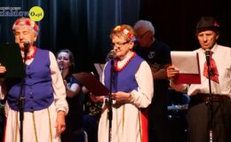 „Ojczyzna w sercu, pieśni na ustach”. Wzruszający koncert patriotyczny seniorów