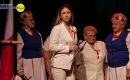 „Ojczyzna w sercu, pieśni na ustach”. Wzruszający koncert patriotyczny seniorów