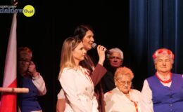 „Ojczyzna w sercu, pieśni na ustach”. Wzruszający koncert patriotyczny seniorów
