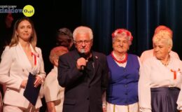 „Ojczyzna w sercu, pieśni na ustach”. Wzruszający koncert patriotyczny seniorów