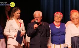 „Ojczyzna w sercu, pieśni na ustach”. Wzruszający koncert patriotyczny seniorów