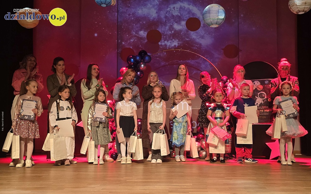 Przegląd piosenki "Gwiazdy to my", czyli przedszkolaki w Kosmosie pamiątkowa fotografia dzieci i dorosłych na scenie MDK podczas przeglądu piosenki "Giazdy to my"