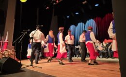 „Ojczyzna w sercu, pieśni na ustach”. Wzruszający koncert patriotyczny seniorów