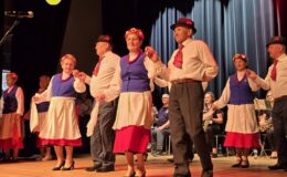 „Ojczyzna w sercu, pieśni na ustach”. Wzruszający koncert patriotyczny seniorów