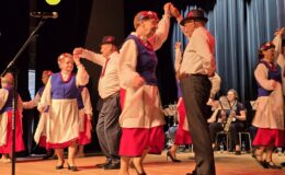„Ojczyzna w sercu, pieśni na ustach”. Wzruszający koncert patriotyczny seniorów