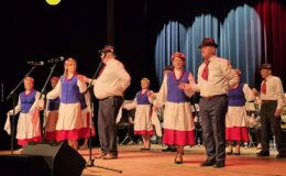 „Ojczyzna w sercu, pieśni na ustach”. Wzruszający koncert patriotyczny seniorów