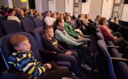 „Ojczyzna w sercu, pieśni na ustach”. Wzruszający koncert patriotyczny seniorów