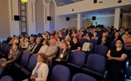 „Ojczyzna w sercu, pieśni na ustach”. Wzruszający koncert patriotyczny seniorów