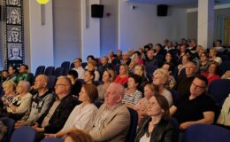 „Ojczyzna w sercu, pieśni na ustach”. Wzruszający koncert patriotyczny seniorów