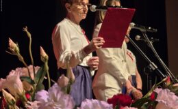 „Ojczyzna w sercu, pieśni na ustach”. Wzruszający koncert patriotyczny seniorów