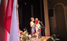 „Ojczyzna w sercu, pieśni na ustach”. Wzruszający koncert patriotyczny seniorów