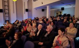 „Ojczyzna w sercu, pieśni na ustach”. Wzruszający koncert patriotyczny seniorów