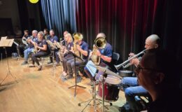 „Ojczyzna w sercu, pieśni na ustach”. Wzruszający koncert patriotyczny seniorów