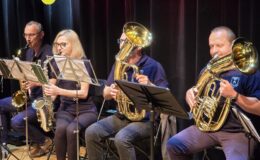 „Ojczyzna w sercu, pieśni na ustach”. Wzruszający koncert patriotyczny seniorów