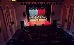 „Ojczyzna w sercu, pieśni na ustach”. Wzruszający koncert patriotyczny seniorów