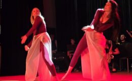 „Ojczyzna w sercu, pieśni na ustach”. Wzruszający koncert patriotyczny seniorów