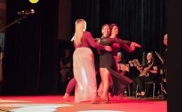 „Ojczyzna w sercu, pieśni na ustach”. Wzruszający koncert patriotyczny seniorów