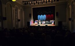 „Ojczyzna w sercu, pieśni na ustach”. Wzruszający koncert patriotyczny seniorów