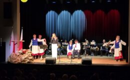 „Ojczyzna w sercu, pieśni na ustach”. Wzruszający koncert patriotyczny seniorów