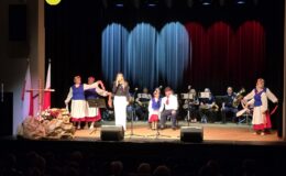 „Ojczyzna w sercu, pieśni na ustach”. Wzruszający koncert patriotyczny seniorów