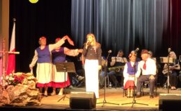 „Ojczyzna w sercu, pieśni na ustach”. Wzruszający koncert patriotyczny seniorów