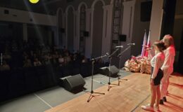 „Ojczyzna w sercu, pieśni na ustach”. Wzruszający koncert patriotyczny seniorów