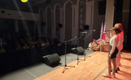 „Ojczyzna w sercu, pieśni na ustach”. Wzruszający koncert patriotyczny seniorów