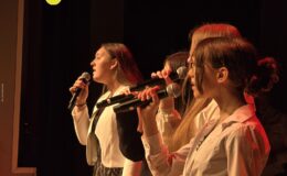 „Ojczyzna w sercu, pieśni na ustach”. Wzruszający koncert patriotyczny seniorów