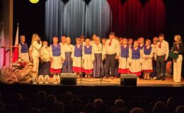 „Ojczyzna w sercu, pieśni na ustach”. Wzruszający koncert patriotyczny seniorów