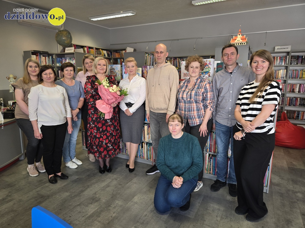 Życzenia z okazji Dnia Bibliotekarza pamiątkowa fotografia dyrektor i pracowników Miejskiej Biblioteki Publicznej w Działdowie raz z panią wiceburmistrz