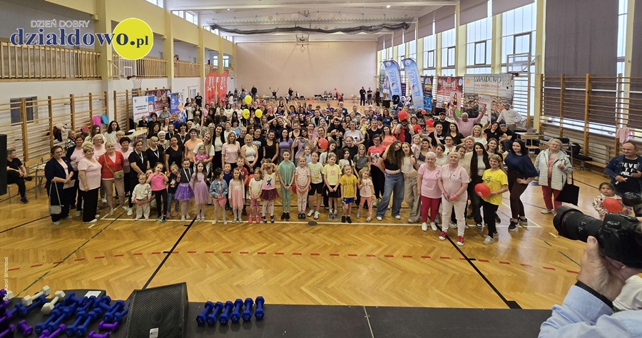 Działdowo w formie - za nami Wiosenny ArtFit Maraton grupa osób w sali gimnastycznej Szkoły Podstawowej nr 4 w Działdowie podczas III Wiosennego ArtFit Maratonu