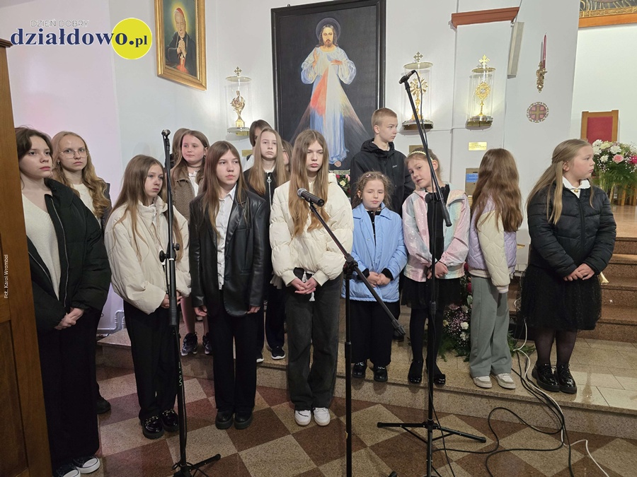 105. rocznica urodzin Jana Pawła II Patrona Szkoły Podstawowej nr 4 i II LO w Działdowie młodzież śpiewa w kościele