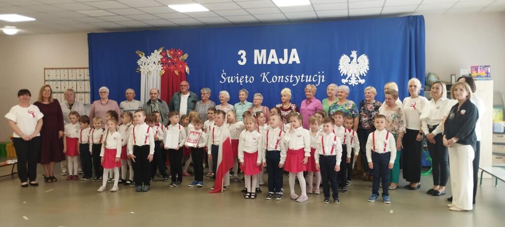 Upamiętnienie rocznicy uchwalenia Konstytucji 3 Maja. Przedszkole nr 4 mali artyści wraz z paniami nauczycielkami i zaproszonymi gośćmi